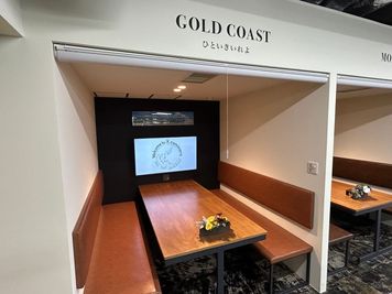 大冷工業本社ビル 4F －クロスコ－ 小会議室　GOLD COASTの室内の写真