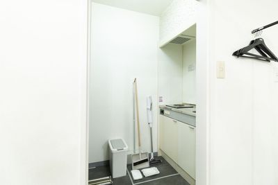 清掃道具はの引き戸の中にあります。 - Order Photo Studio SHINTOMI  新富町徒歩１分！OPS新富町Bスタジオの設備の写真