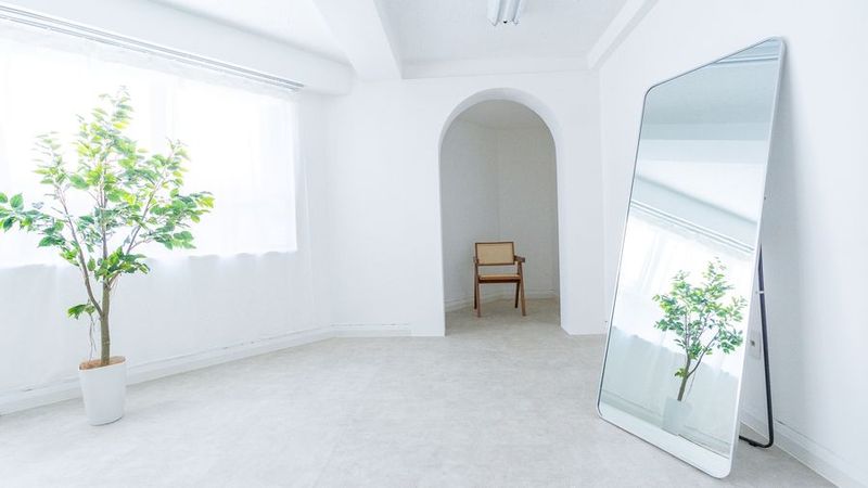 白壁×アーチ×植物×ブランコ｜感情を引き出す光のスタジオ - 都内の白ホリ自然光 撮影スタジオ