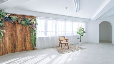 撮影スタジオDOLLY飯田橋2号店 壁一面の大きい窓から柔らかい自然光が降り注ぐ真っ白なスタジオの室内の写真