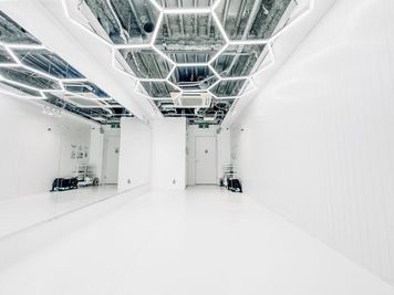 様々な色が映える白一色の空間です！
天井のハニカム構造のライトが、より空間を明るくします。 - in the house / Shibuya  "Gallery" 3Fの室内の写真