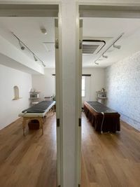 向かって右がRoom２です。自然光も十分あります。 - レンタルサロン　アンチエイジングラボ Treatment Room 2の室内の写真