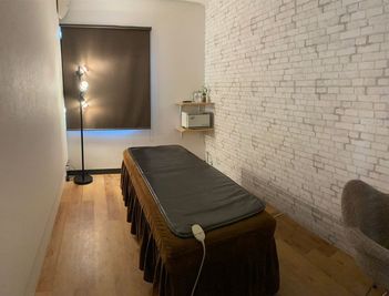 エステホットマットの利用可*必ずタオルを敷いてください。
施術ベッドのサイズは
長さ180cm
幅70cm
高さ55~81cm（9段階） - レンタルサロン　アンチエイジングラボ Treatment Room 2の室内の写真