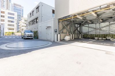 専用駐車場（1台まで） - Mo:take STUDIO 赤坂 ラグジュアリーなホテルライクラウンジ空間の室内の写真