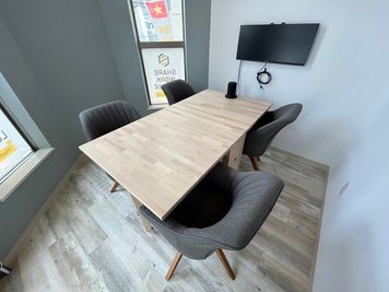 テーブルは折り畳み式なので不要な場合は畳んで頂けます。 - SHARE BLUE国府宮 MEETING ROOMの室内の写真