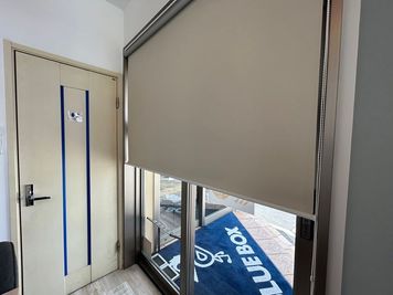 使用中はロールスクリーンをご使用ください。 - SHARE BLUE国府宮 MEETING ROOMの設備の写真