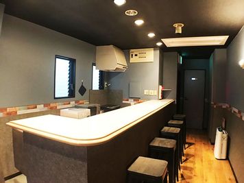 カウンター席 - Colormell（カラメル）五反田東口店 パーティ・撮影・スポーツ観戦［平日・少人数🉐プラン：〜12名］の室内の写真