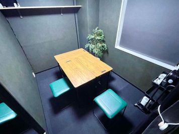 利用イメージ①※椅子４脚に対してテーブルは３個となりますので、ご注意ください - SPHYNX スフィンクス 新宿 新宿 Room 3（1~4人用）の室内の写真