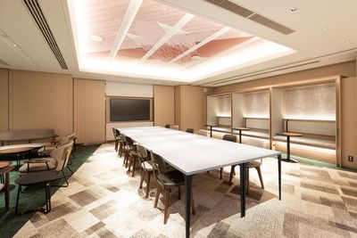【赤坂エリア / 着席20名】壁付けモニターもあり、テーブル・チェアの自由なレイアウトも可能 / セミナー・会議に最適 - GOBLIN.赤坂店 -LOUNGE-
