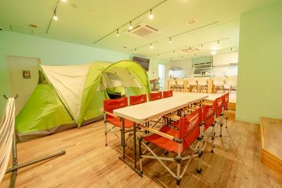 緑のテントと赤いイスが絶妙なコントラスト🎨 - 187_Picnic×Picnic川崎 レンタルスペースの室内の写真