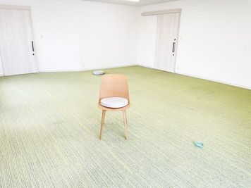 3～4人用の長テーブル8台を常設し、約20人位の教室としても利用できます。 - レンタルスペース ViceVag(バイスバグ) 【矢向駅徒歩8分　レンタルスペース】ViceVag バイスバグの室内の写真