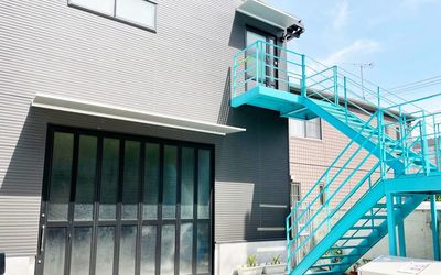 矢向駅から徒歩8分、黒い建物の青い階段を上った二階になります。 - レンタルスペース ViceVag(バイスバグ) 【矢向駅徒歩8分　レンタルスペース】ViceVag バイスバグの外観の写真