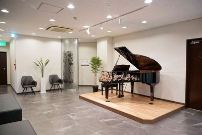 ロビー、待合スペース - Y’sホール三鷹 ピアノ練習室の室内の写真