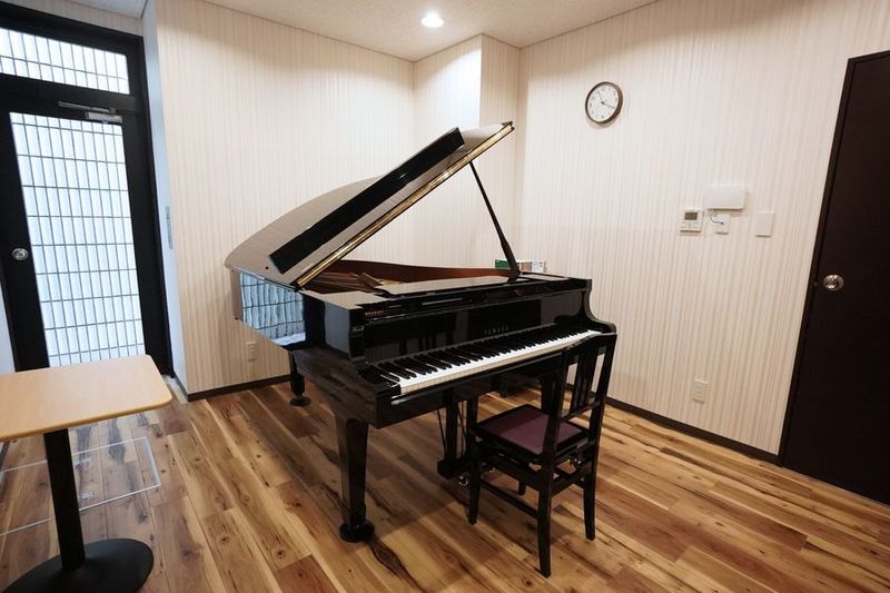 ヤマハC5常設 - Y’sホール三鷹 ピアノ練習室の室内の写真
