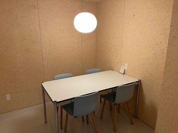 Kant. WORK LOUNGE 六本木駅徒歩１分！気軽に使える半個室タイプ会議室（2B・4名）の室内の写真