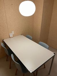 Kant. WORK LOUNGE 六本木駅徒歩１分！気軽に使える半個室タイプ会議室（2C・4名）の室内の写真