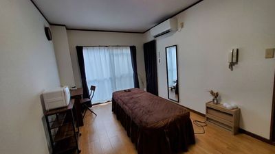 京都駅スグ完全個室♪電動昇降式リクライニングベッド、ホワイトボード、タオルウォーマー、冷蔵庫など備品充実な隠れ家レンタルサロン - レンタルサロンACE 京都駅前店