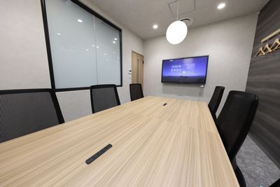 BIZcomfort春日部 6名用会議室の室内の写真