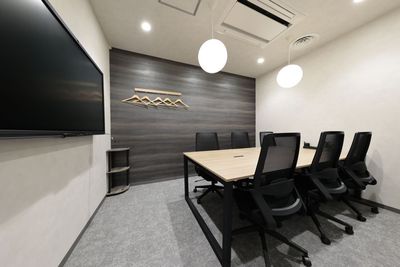 【春日部駅西口徒歩3分】BIZcomfort春日部 6名用会議室/完全個室/WEB会議/面接/面談/Wi-Fi/超大型モニター - BIZcomfort春日部