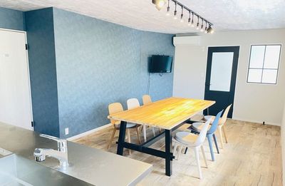 テレビ、エアコン、キッチンスペース用の椅子8脚 - レンタルスペース ViceVag(バイスバグ) 【矢向駅徒歩8分 キッチンスペース】ViceVag バイスバグの設備の写真