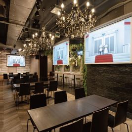 3面プロジェクター＆スクリーン - イベントスペース ICON 【料理+飲み放題付き】会場貸し の室内の写真
