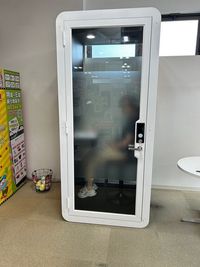 スモークフィルムによるプライバシー保護 - ドコモショップサテライト西大路五条店　テレワークブースの室内の写真