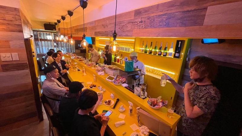 ケンケン酒場 幸せの黄色いBAR カラオケ カウンター バーの室内の写真