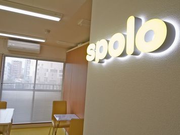 スポロへようこそ。看板（折り畳み）主催者名、イベント内容など記載し入り口前に設置可能です - スポロスタジオ【溝の口駅徒歩２分】🎹ピアノ📶高速WIFI レンタルスペース【3部屋】駅２分　B＋C＋Dルームの設備の写真