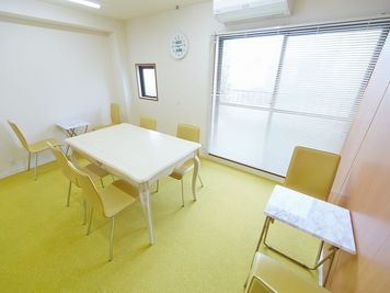 Ａルーム：入ってすぐのお部屋は大小の窓２箇所、換気扇２箇所、南北に風通しの導線で長時間の滞在も安心 - スポロスタジオ【溝の口駅徒歩２分】🎹ピアノ📶高速WIFI レンタルスペース【2部屋】駅２分　C+Dルーム（即決）の室内の写真