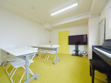 大型テレビ有り - スポロスタジオ【溝の口駅徒歩２分】🎹ピアノ📶高速WIFI 会議室／Cルーム【駅２分】🎻ビブラフォン／電子ピアノ（即決）の室内の写真