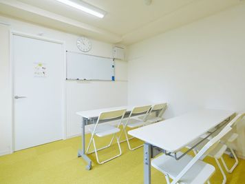Ｃルーム：会議室。折り畳み式テーブル２セットとホワイトボード有り。除菌関連を用意しております - スポロスタジオ【溝の口駅徒歩２分】🎹ピアノ📶高速WIFI レンタルスペース【3部屋】駅２分　B＋C＋Dルームの室内の写真