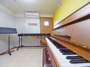 Ｂルーム：防音室／ピアノ有り - スポロスタジオ【溝の口駅徒歩２分】🎹ピアノ📶高速WIFI レンタルスペース【3部屋】駅２分　B＋C＋Dルームの室内の写真