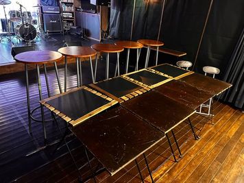 無料　テーブル　550×550 - ダンスや稽古・配信スタジオ上野 上野駅の大型レンタルスペースの設備の写真