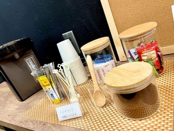 🌟ドリンクバー(※無料セルフサービス)
・ウォーターサーバー(お湯、冷水、常温)
・インスタントコーヒー
・紅茶
・わかめスープ
・お味噌汁 - ベンチャーデスク銀座５ ワイドブース７(VD5)の設備の写真