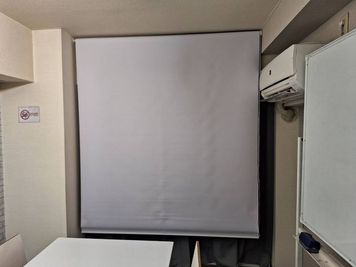 プロジェクター用のスクリーン - 《Diverse room ATC 渋谷＊南平台》の設備の写真