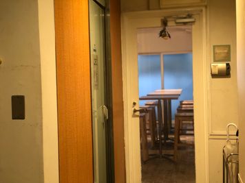 ROUGH LABO オシャレカフェのレンタルキッチンの入口の写真