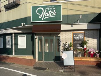 緑の外観がよく目立つ建物となってます。 - Open BAR Hatch 多目的にご利用可能な、セルフ飲み放題付きのレンタルスペースの室内の写真