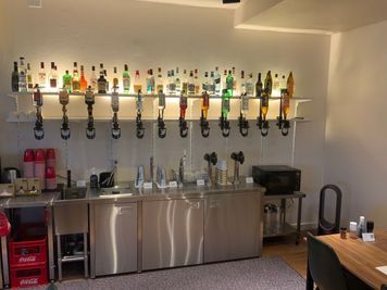 アルコールは別途料金でセルフの飲み放題も可能。 - Open BAR Hatch 多目的にご利用可能な、セルフ飲み放題付きのレンタルスペースの室内の写真