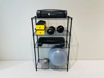 ヨガマット×2枚、ステップ台、バランスボール、キックボクシング等様々なトレーニングが可能となっております。 - S&FITNESS 【池袋最大級】白を基調とした内装、大型ミラーが特徴のレンタルジムの設備の写真