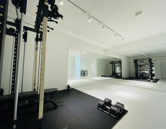 ４枚の大型ミラー完備　フォームを意識したトレーニング - S&FITNESS 【池袋最大級】白を基調とした内装、大型ミラーが特徴のレンタルジムの室内の写真