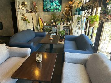 ガラス張りのお部屋で開放感があります。 - Magnolia(cafe & flower shop) フラワーショップ＆フラワーカフェの室内の写真