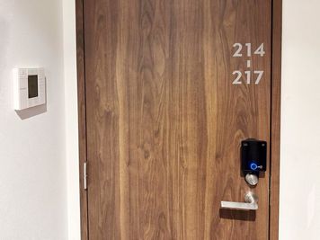 ★個室エリアの入口です。エアコンのスイッチは左側の壁にあります。入室方法については予約完了時のメールをご確認ください。 - THE BLOOM UENO（ザ・ブルーム上野） THE BLOOM UENO 個室/コワーキング　216号室の入口の写真