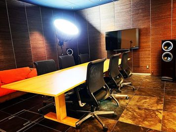 Studio BULK（スタジオバルク） 電動バンクを備えた白ホリスタジオ★天井高3.8mの室内の写真