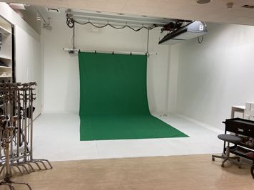 Studio BULK（スタジオバルク） 電動バンクを備えた白ホリスタジオ★天井高3.8mの室内の写真