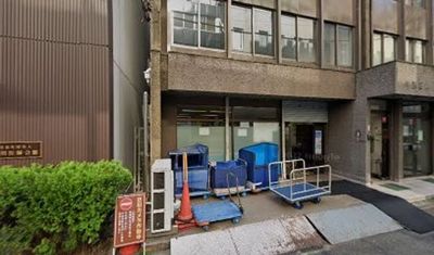 スペースがある左隣の茶色のビルは、神田医師会です。目印になると思います - ひまわりスペース Wi-Fi、６５型モニター、マイクスピーカーと机、机、演台完備！の外観の写真