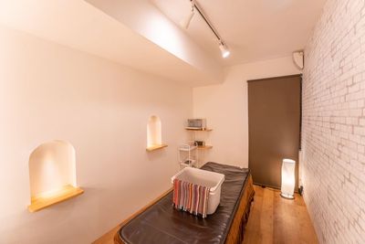 エステホットマットの利用可*必ずタオルを敷いてください。
施術ベッドのサイズは
長さ180cm
幅70cm
高さ55~81cm（9段階） - レンタルサロン　アンチエイジングラボ Treatment Room 1の室内の写真