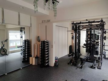 軽いトレーニングから重量級のトレーニングまで可能です - XYLEM XYLEM fitnessの室内の写真
