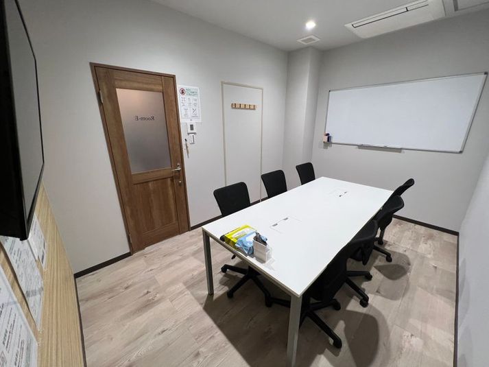 いいオフィス赤羽 【赤羽駅徒歩1分】6名会議室（RoomE）の室内の写真