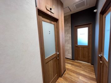 扉 - いいオフィス赤羽 【赤羽駅徒歩1分】1名個室（ブース2）の入口の写真