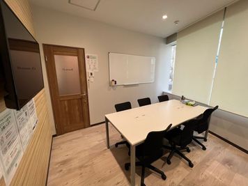 いいオフィス赤羽 【赤羽駅徒歩1分】6名会議室（RoomD）の室内の写真